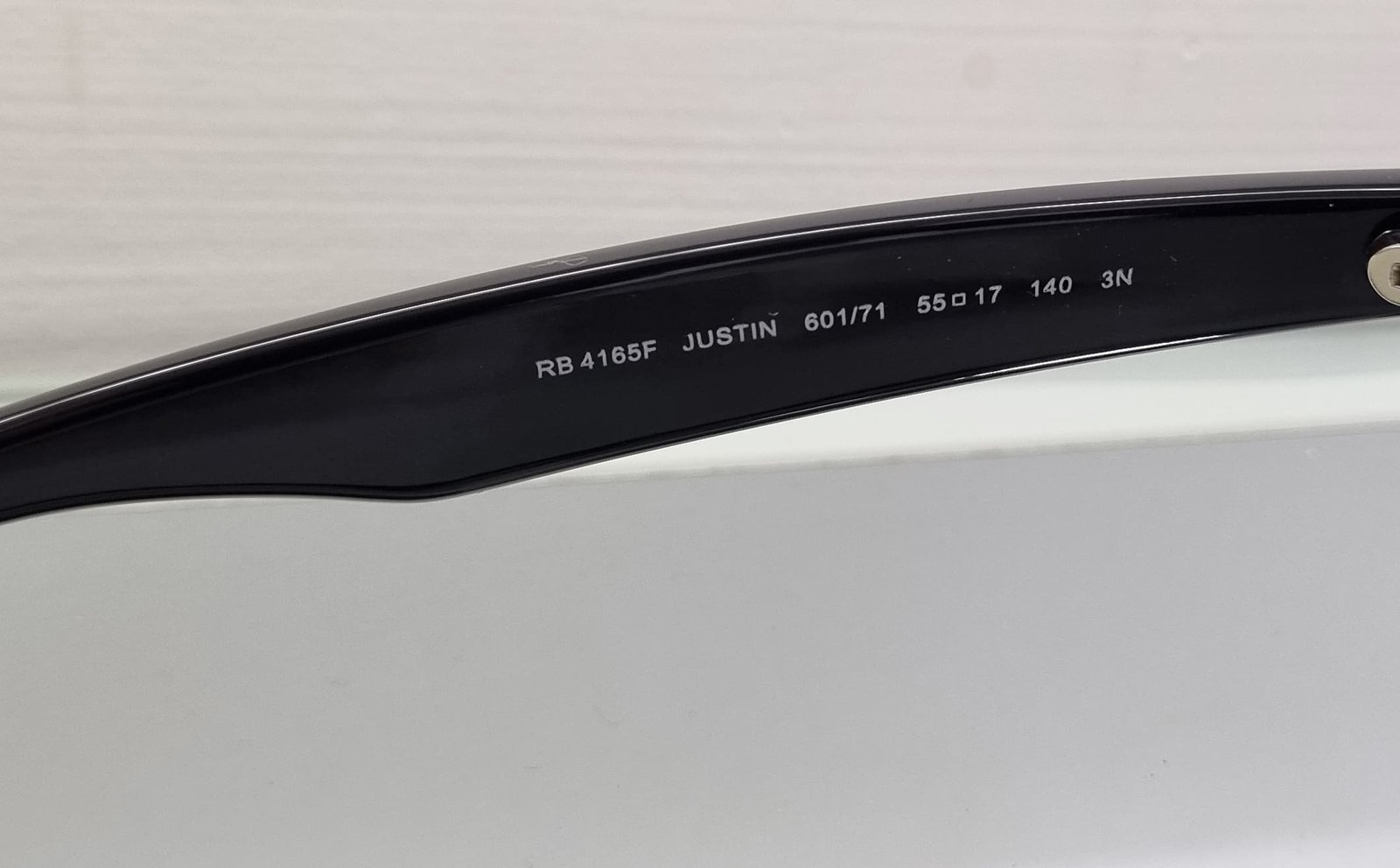 Thông tin trên cần kính Ray-Ban chính hãng