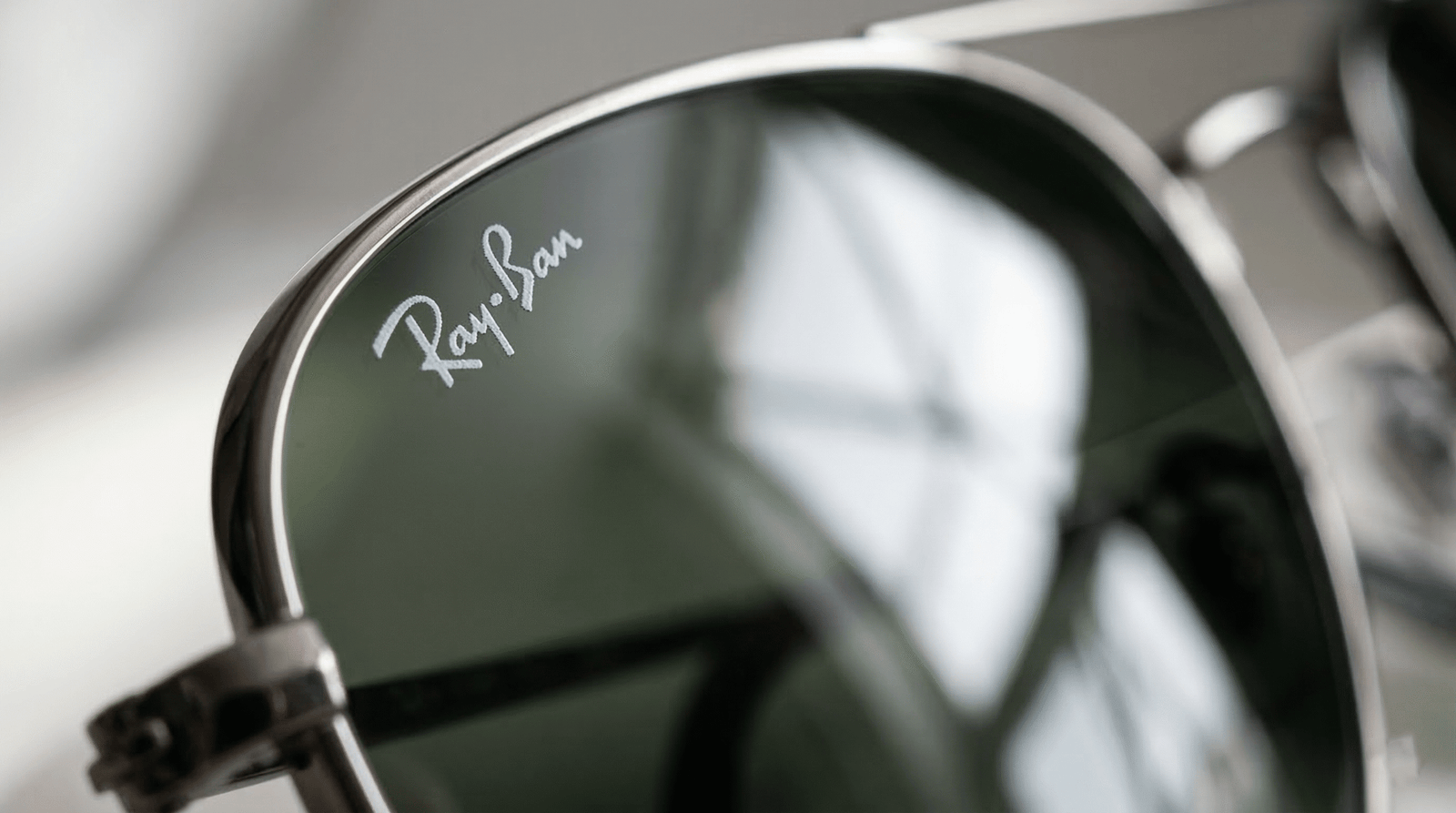 Tròng kính bị trầy xước không được bảo hành