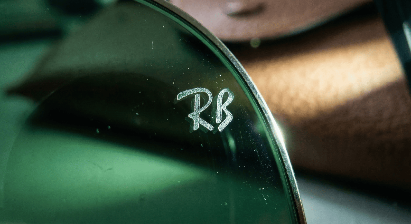 Điểm nhận biết kính Ray-Ban chính hãng