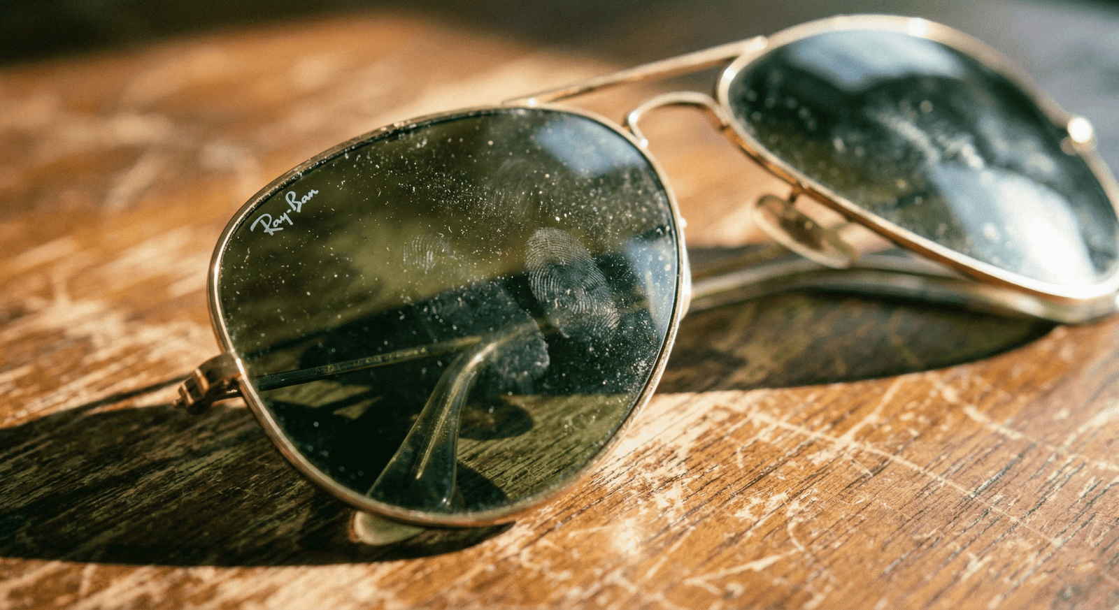 Vệ sinh kính Ray-Ban đúng cách