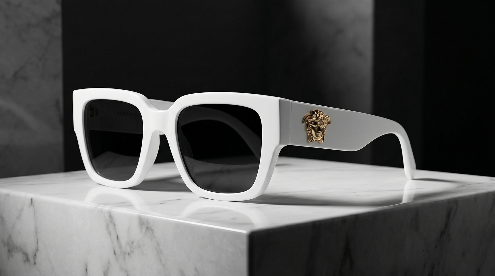 Chi tiết logo Medusa mạ vàng trên kính VERSACE MOD4454 314/87