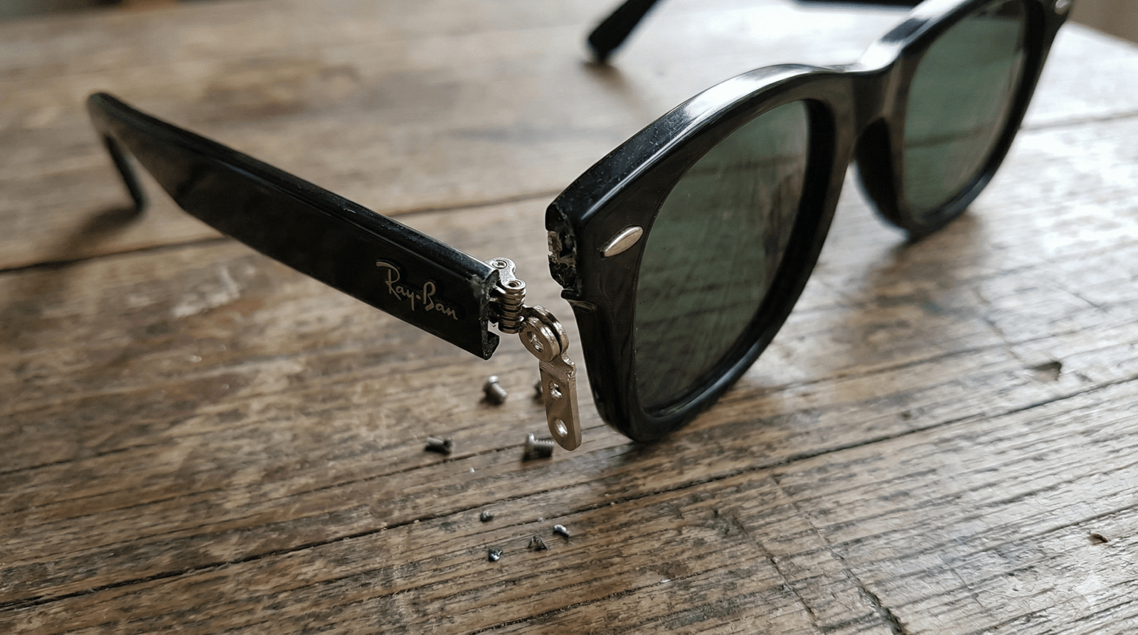 Dấu hiệu bản lề kính Ray-Ban bị hỏng – lỏng lẻo, kẹt cứng, gãy rời