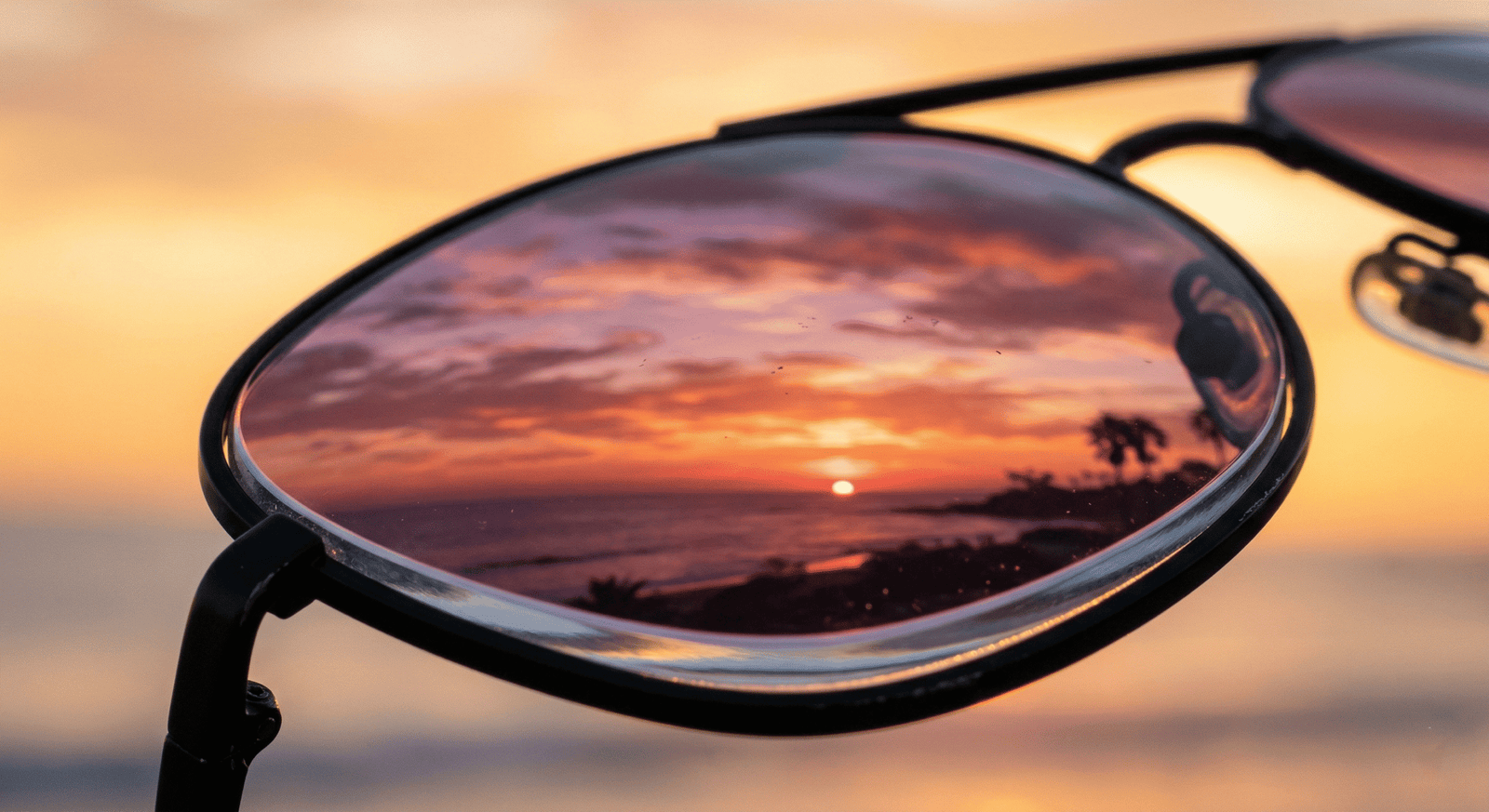 So sánh tròng kính thủy tinh Ray-Ban và tròng nhựa Polycarbonate về trọng lượng và độ bền