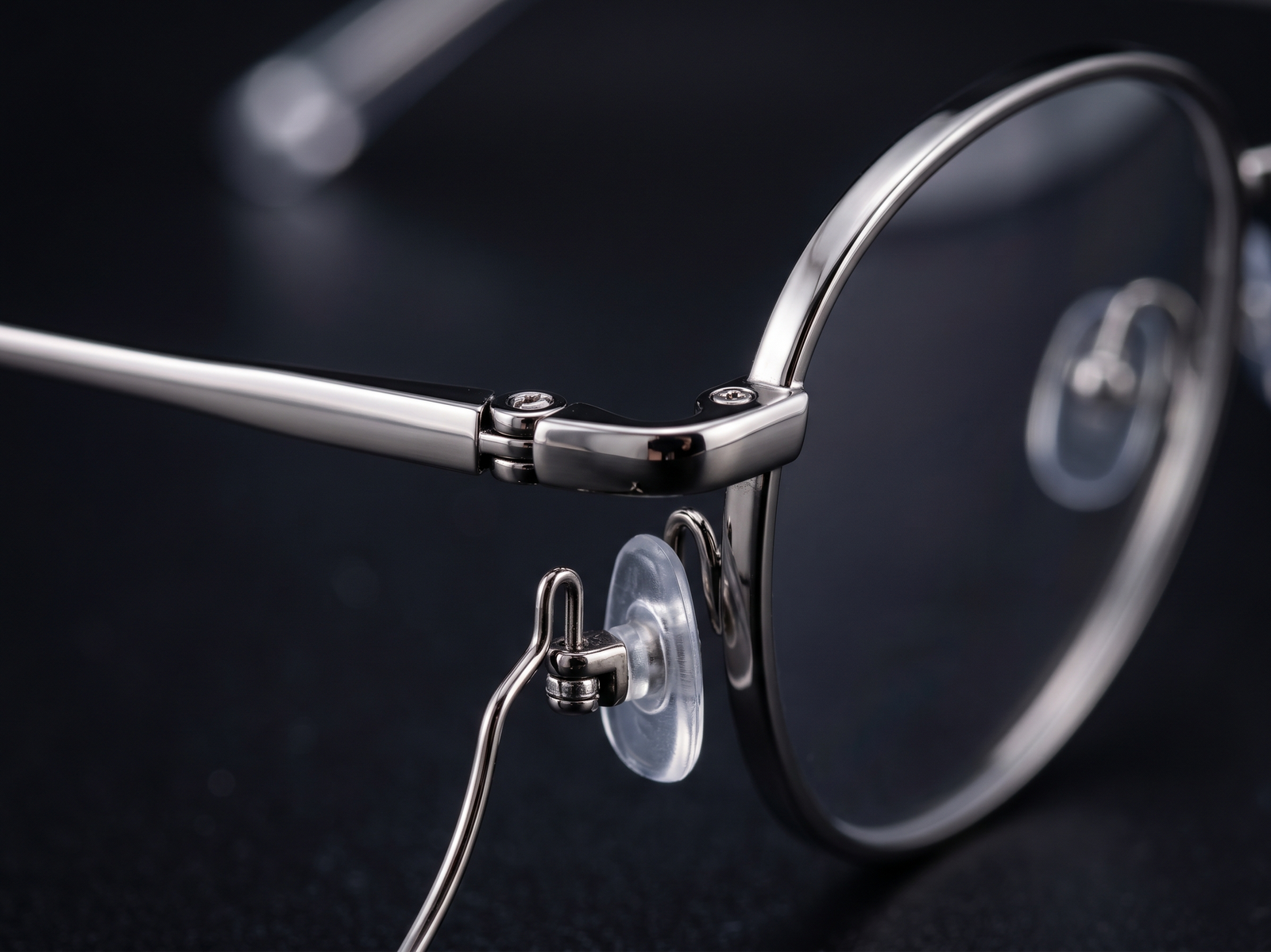 Màu Gunmetal 2502 của gọng kính RAYBAN RB3447V 2502