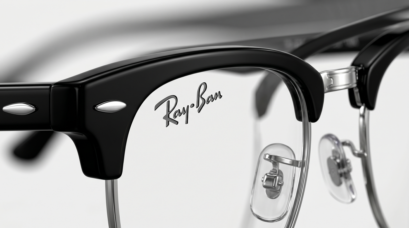 Đệm mũi silicon và thiết kế thoải mái của RAYBAN RB5154 2000