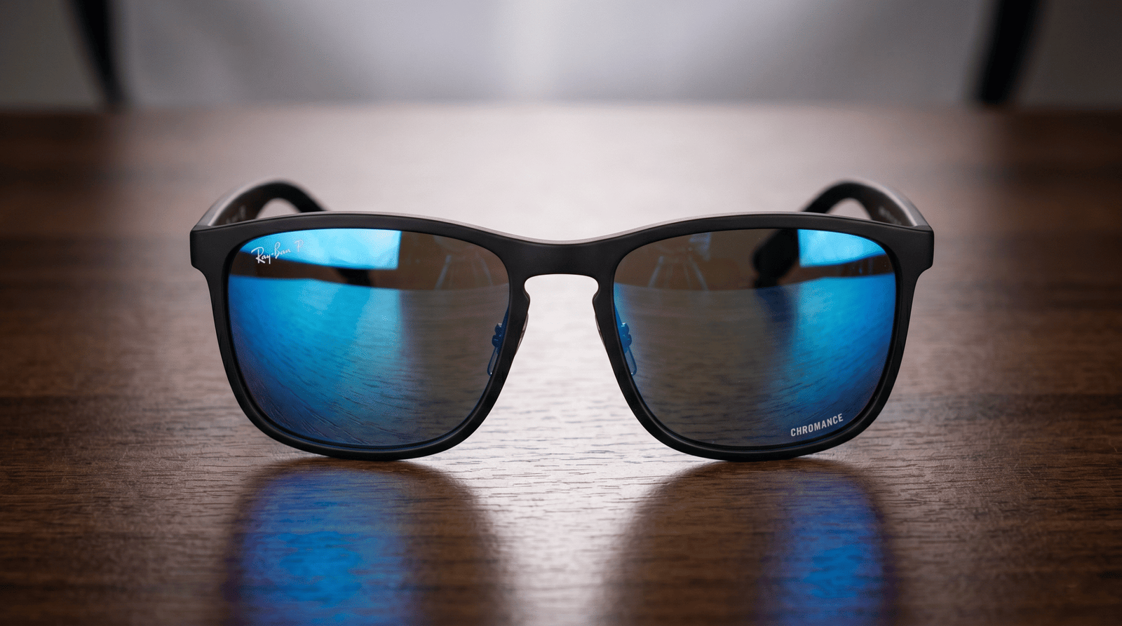 Chi tiết tròng kính, đệm mũi và logo Ray-Ban trên RB4264 601S80