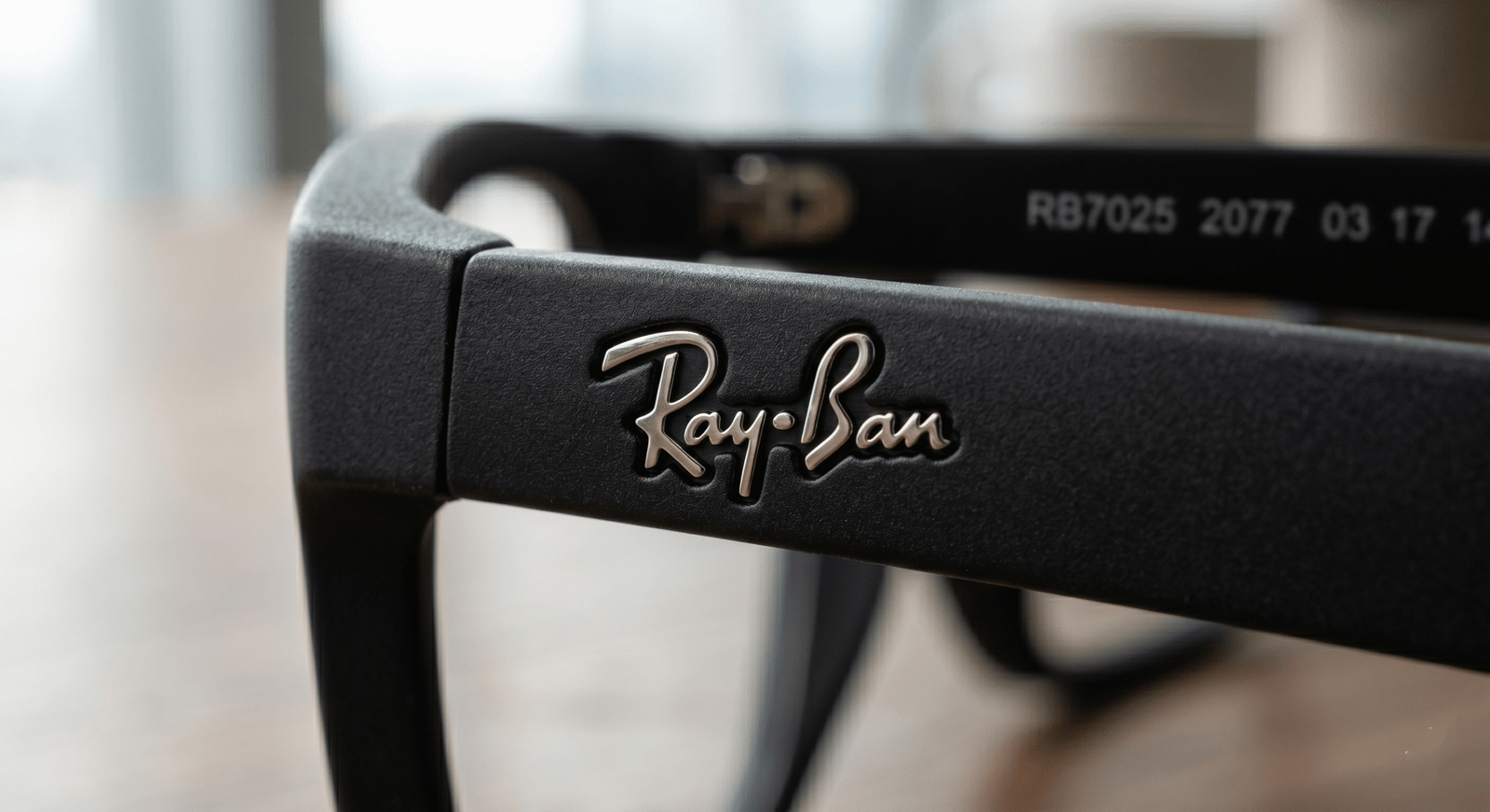 Chất liệu nhựa Injected siêu nhẹ của gọng kính RAYBAN RB7025 2077