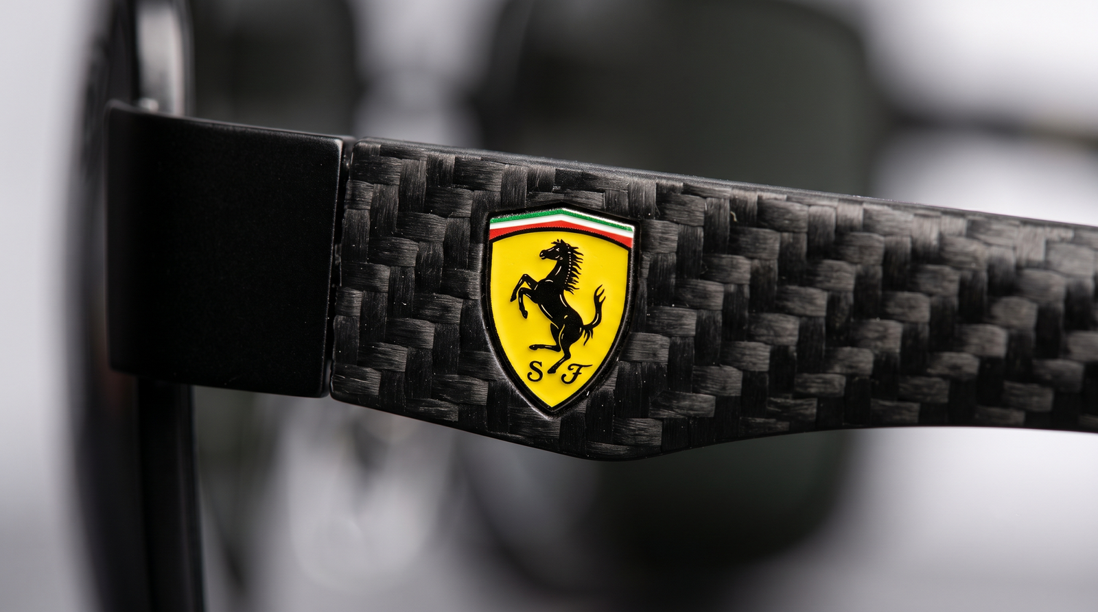 Chi tiết thiết kế gọng kính Ferrari Scuderia FZ5001 – Logo Ferrari khiên vàng đặc trưng