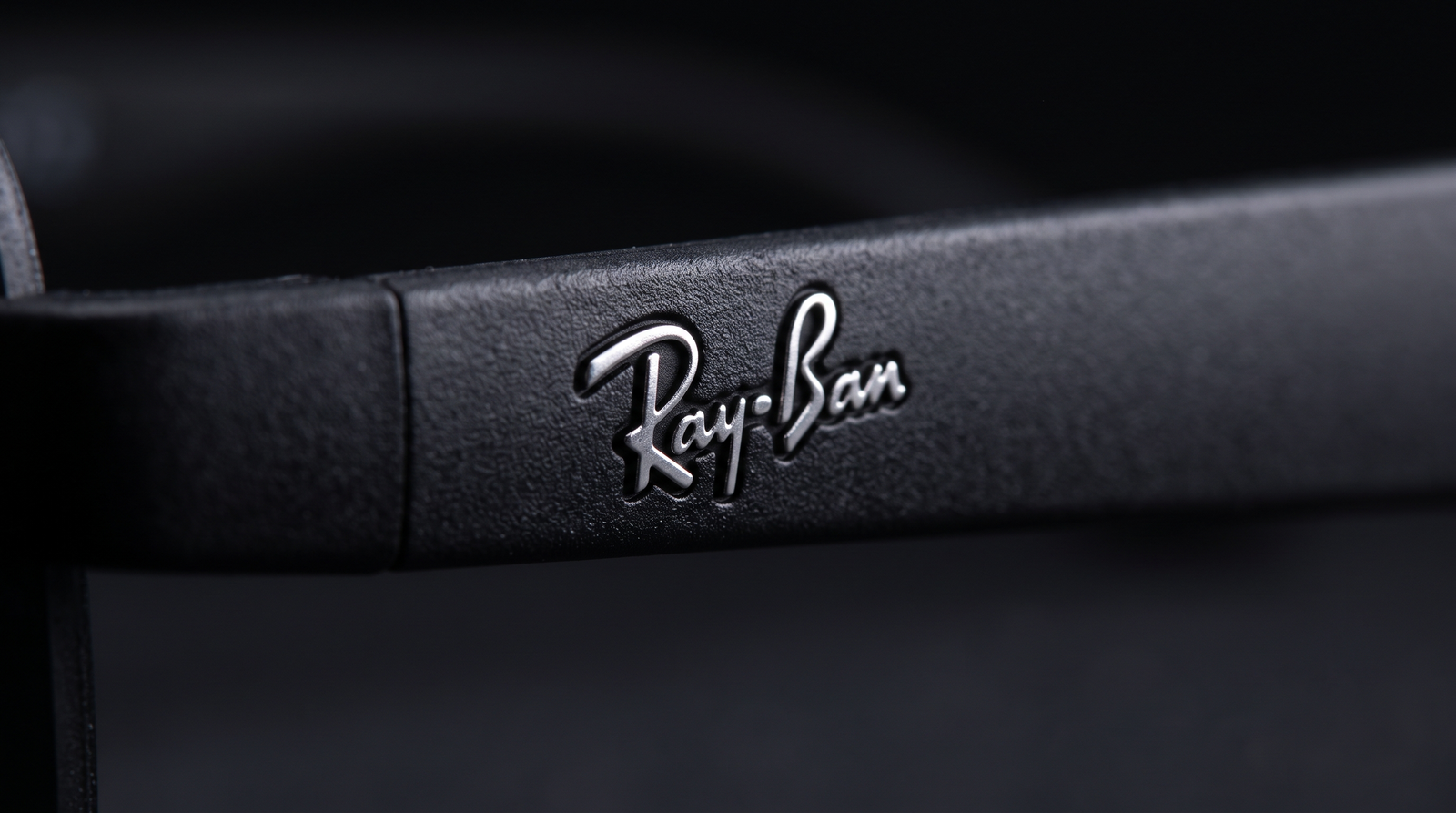 Chi tiết logo và chữ Chromance trên kính Ray-Ban RB4470CH 601S1C
