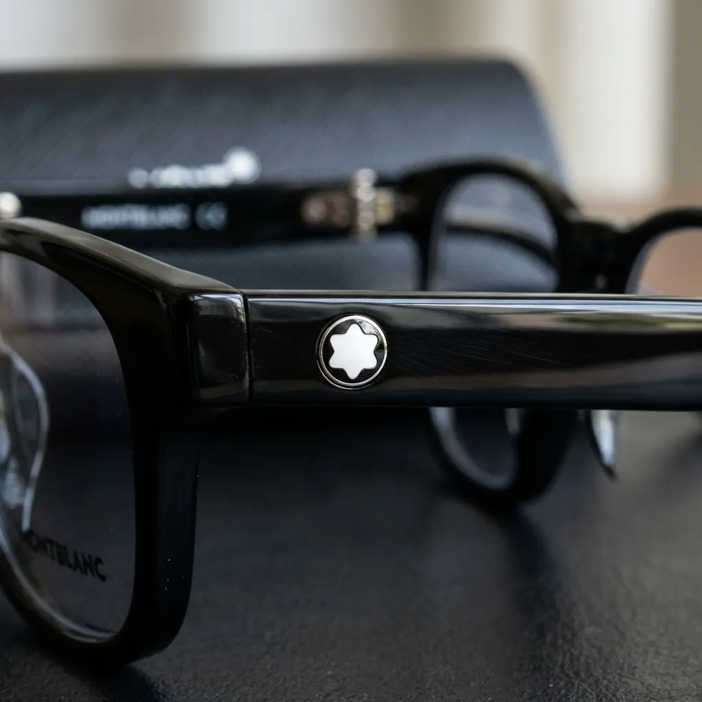 Chụp cận cảnh macro logo hoa tuyết 6 cánh bằng men trắng tinh xảo trên gọng kính Montblanc